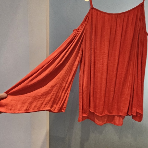 Cold shoulder silky top. Flat friendly! - Picture 3 of 6